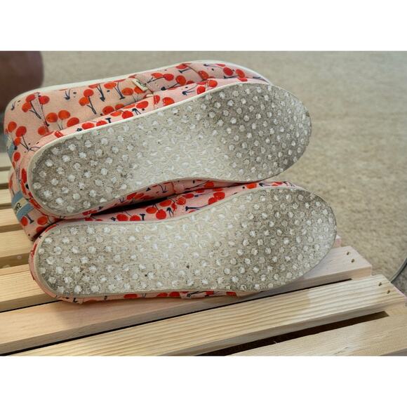 Toms junior size 4 women’s size 5.5-6 cherry pattern - Picture 6 of 6